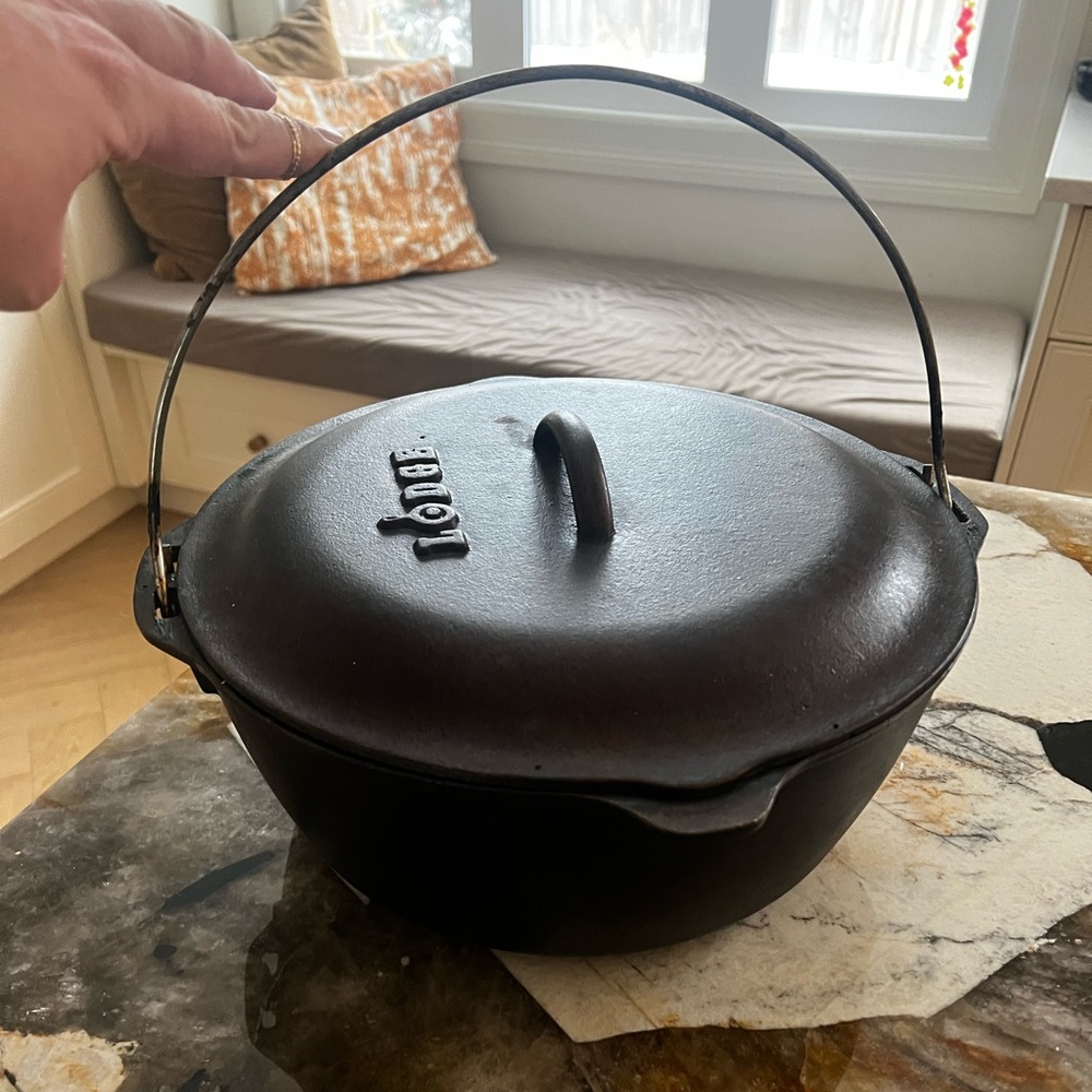 Lodge Cast Iron #10 Dutch Oven With Self Basting Cover